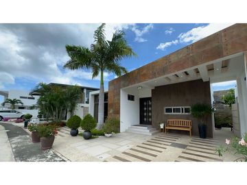 CASA MODERNA Y AMPLIA EN URB MARINA BLUE, MANTA