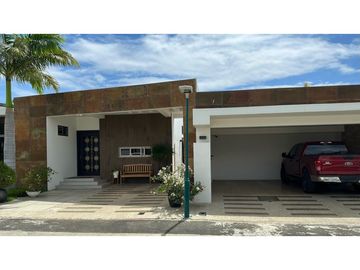 CASA MODERNA Y AMPLIA EN URB MARINA BLUE, MANTA