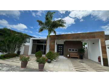 CASA MODERNA Y AMPLIA EN URB MARINA BLUE, MANTA