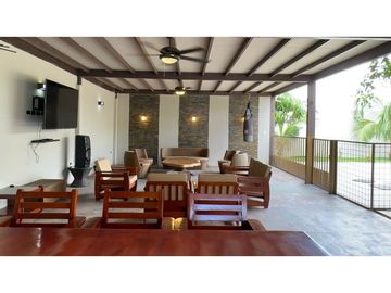 CASA MODERNA Y AMPLIA EN URB MARINA BLUE, MANTA