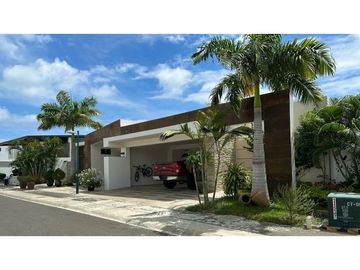 CASA MODERNA Y AMPLIA EN URB MARINA BLUE, MANTA