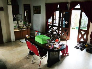 Rumah Mewah Halaman Luas Hanya 200 meter dari Jalan Solo