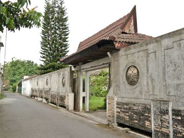 Rumah Mewah Halaman Luas Hanya 200 meter dari Jalan Solo