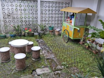 Rumah Mewah Halaman Luas Hanya 200 meter dari Jalan Solo