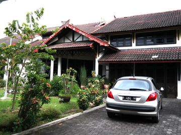 Rumah Mewah Halaman Luas Hanya 200 meter dari Jalan Solo