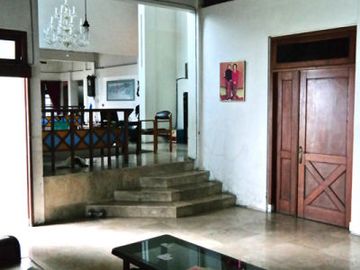 Rumah Mewah Halaman Luas Hanya 200 meter dari Jalan Solo
