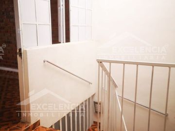 VENTA DE CASA REMODELADA EN COLINAS DEL SUR