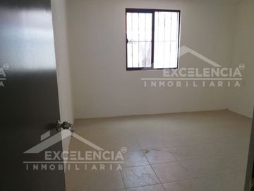 VENTA DE CASA REMODELADA EN COLINAS DEL SUR