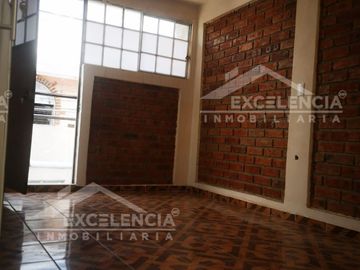 VENTA DE CASA REMODELADA EN COLINAS DEL SUR