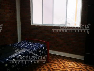 VENTA DE CASA REMODELADA EN COLINAS DEL SUR