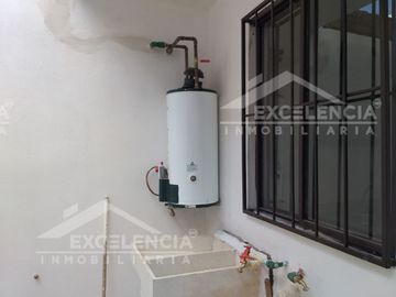 VENTA DE CASA REMODELADA EN COLINAS DEL SUR