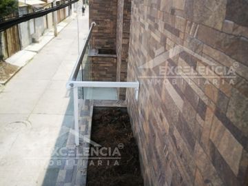 VENTA DE CASA REMODELADA EN COLINAS DEL SUR