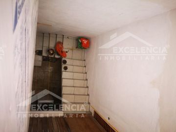 VENTA DE CASA REMODELADA EN COLINAS DEL SUR