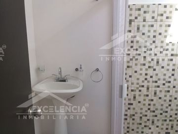 VENTA DE CASA REMODELADA EN COLINAS DEL SUR
