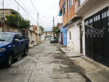 VENTA DE CASA REMODELADA EN COLINAS DEL SUR