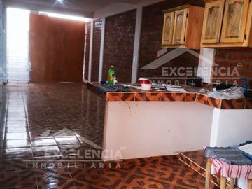 VENTA DE CASA REMODELADA EN COLINAS DEL SUR