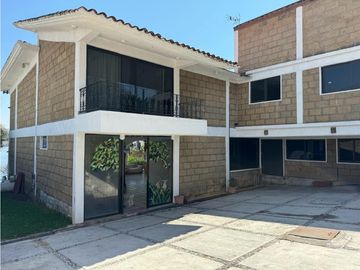 CASA EN VENTA A ORILLA DEL LAGO 