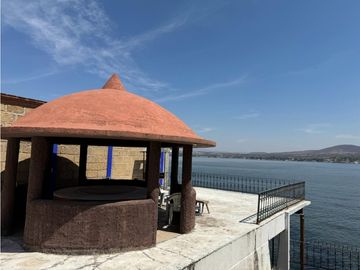 CASA EN VENTA A ORILLA DEL LAGO 