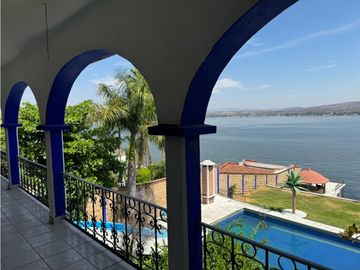 CASA EN VENTA A ORILLA DEL LAGO 