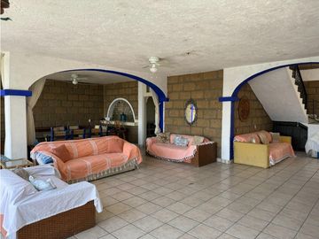 CASA EN VENTA A ORILLA DEL LAGO 