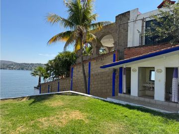CASA EN VENTA A ORILLA DEL LAGO 