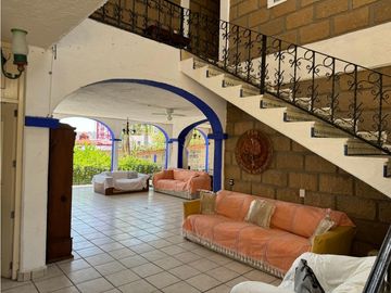 CASA EN VENTA A ORILLA DEL LAGO 