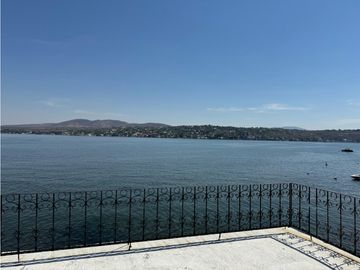 CASA EN VENTA A ORILLA DEL LAGO 