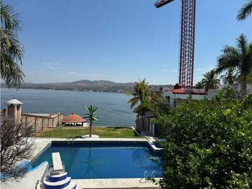 CASA EN VENTA A ORILLA DEL LAGO 