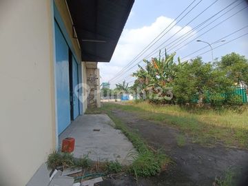 Gudang Akses Kontainer Pinggir Jalan Raya Area Kartasura