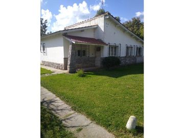 Casa 4 ambientes con pileta/ Barrio La armonia
