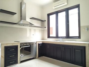 Disewakan Rumah Private Pool di Bangka Jakarta Selatan Kondisi Semi Furnished HSE-A0317