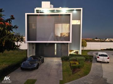 MAGNÍFICA CASA INTELIGENTE CON ROOF GARDEN