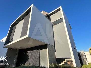MAGNÍFICA CASA INTELIGENTE CON ROOF GARDEN