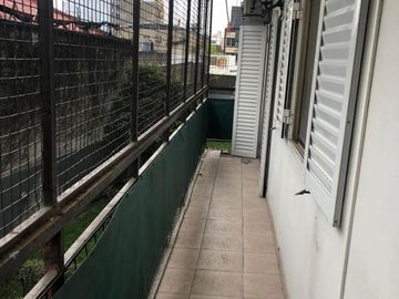 VENTA DEPARTAMENTO 4 AMBIENTES CON BALCÓN CORRIDO
