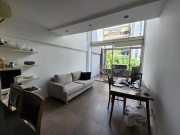 VENTA TRIPLEX  2 AMBIENTES  ,TERRAZA PROPIA CON  PILETA Y  PARRILLA , COCHERA CUBIERTA