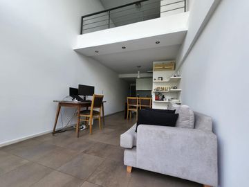 VENTA TRIPLEX  2 AMBIENTES  ,TERRAZA PROPIA CON  PILETA Y  PARRILLA , COCHERA CUBIERTA