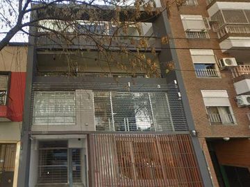VENTA TRIPLEX  2 AMBIENTES  ,TERRAZA PROPIA CON  PILETA Y  PARRILLA , COCHERA CUBIERTA