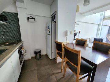 VENTA TRIPLEX  2 AMBIENTES  ,TERRAZA PROPIA CON  PILETA Y  PARRILLA , COCHERA CUBIERTA