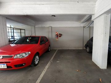 VENTA TRIPLEX  2 AMBIENTES  ,TERRAZA PROPIA CON  PILETA Y  PARRILLA , COCHERA CUBIERTA