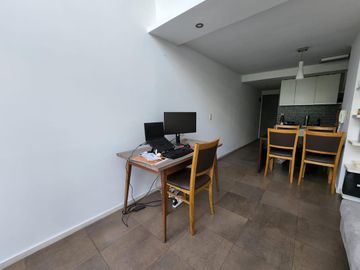 VENTA TRIPLEX  2 AMBIENTES  ,TERRAZA PROPIA CON  PILETA Y  PARRILLA , COCHERA CUBIERTA