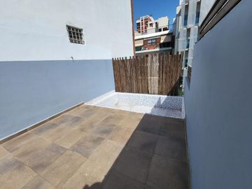 VENTA TRIPLEX  2 AMBIENTES  ,TERRAZA PROPIA CON  PILETA Y  PARRILLA , COCHERA CUBIERTA