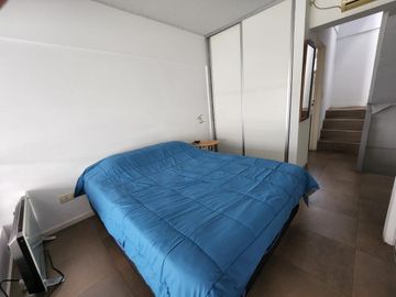 VENTA TRIPLEX  2 AMBIENTES  ,TERRAZA PROPIA CON  PILETA Y  PARRILLA , COCHERA CUBIERTA