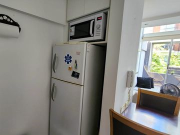 VENTA TRIPLEX  2 AMBIENTES  ,TERRAZA PROPIA CON  PILETA Y  PARRILLA , COCHERA CUBIERTA