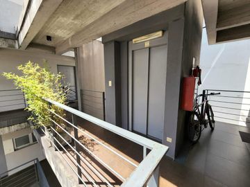 VENTA TRIPLEX  2 AMBIENTES  ,TERRAZA PROPIA CON  PILETA Y  PARRILLA , COCHERA CUBIERTA