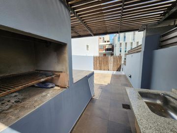VENTA TRIPLEX  2 AMBIENTES  ,TERRAZA PROPIA CON  PILETA Y  PARRILLA , COCHERA CUBIERTA