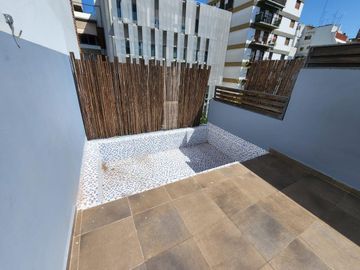 VENTA TRIPLEX  2 AMBIENTES  ,TERRAZA PROPIA CON  PILETA Y  PARRILLA , COCHERA CUBIERTA