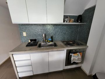 VENTA TRIPLEX  2 AMBIENTES  ,TERRAZA PROPIA CON  PILETA Y  PARRILLA , COCHERA CUBIERTA