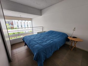 VENTA TRIPLEX  2 AMBIENTES  ,TERRAZA PROPIA CON  PILETA Y  PARRILLA , COCHERA CUBIERTA