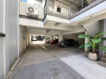 VENTA TRIPLEX  2 AMBIENTES  ,TERRAZA PROPIA CON  PILETA Y  PARRILLA , COCHERA CUBIERTA