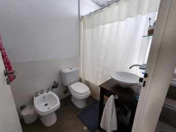 VENTA TRIPLEX  2 AMBIENTES  ,TERRAZA PROPIA CON  PILETA Y  PARRILLA , COCHERA CUBIERTA